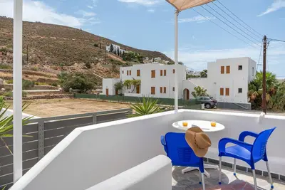 Image de Appartement dans l'hôtel \"Pico Bello Patmos 22\" avec vue sur la montagne, Wi-Fi et climatisation