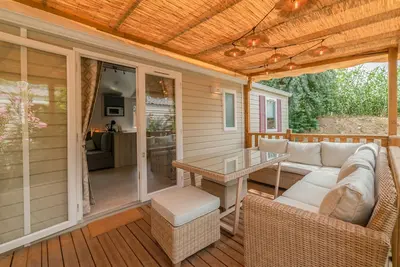 Image de Mobile Home \"Les Pieds Dans L'Eau\" avec Terrasse Privée, Jardin Privé & A\/C