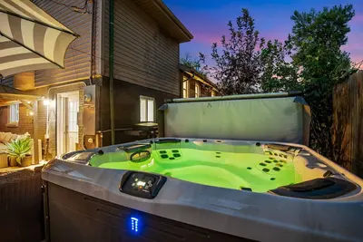 Image de Want to try out a SleepNumber® Bed? With walkable coffee shops and dining on Tennyson Street only steps away, this home blends modern comfort with an unbeatable location.