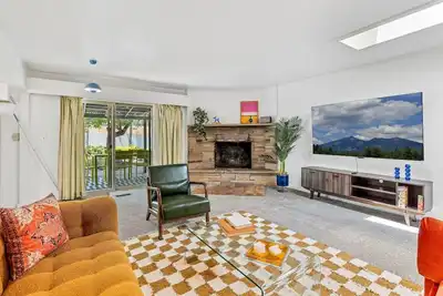 Image de Lomalai · 1950s Groovy Cottage ~ Sleeps 12, 1 Mile Downtown