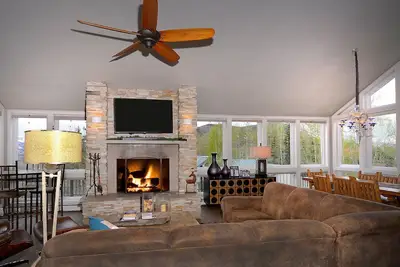 Image de Anthracite Allure 4 Br, ski in/out, pet friendly, hottub