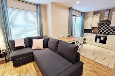 Large Spacious 2bed with small patio Wifi