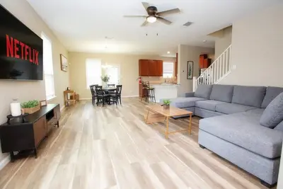 Image de Family Relaxing & Bright Family Gem Mins from Downtown!