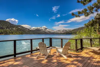 Image de Donner Lakefront by Tahoe Getaways - 3 Br Lakefront w/ Private Pier & Wrap Around Deck!