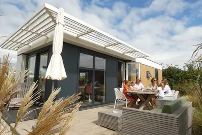 Image de Groot Terras met Eettafel en Lounge Set, Op Compact Veld met Speeltoestel, Dicht bij Centrum Gebouw