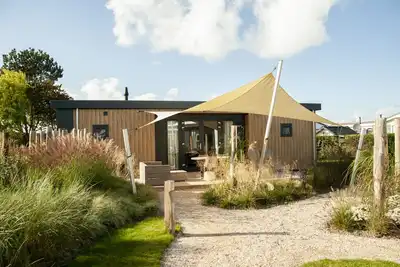 Image de Twee Badkamers en Suite, Terras met Grote Zeiloverkapping, Eettafel en Lounge set op Terras