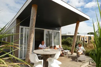 Image de Privé Sauna, Luxe en Moderne Inrichting, Vaatwasmachine, Ruime Overkapte Lounge met Luxe Tuinmeubels