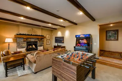 Image de MtnPeak_Elevated Living, Hot Tub, 180 Views, 3 Fireplaces, Wine Cellar, Game Room, Arcade, Foosball