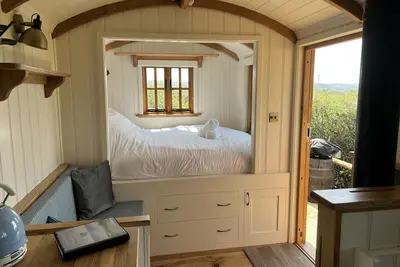 Image de Cosy Shepherd Hut with wood burner and radiator - panoramic sea views!