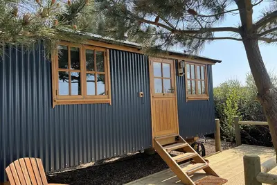 Image de Seaside Bliss: Cosy Shepherd Hut with fire place, 10 mins from the beach
