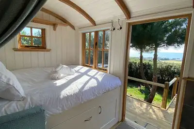 Image de Romantic Shepherd Hut with sea views - 10 min walk from the beach!