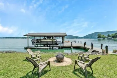 Image de 3 Bedrooms, 2 Flex Rooms, 3 Bathrooms! Lake Therapy offers a great, waterfront house on an Amazing