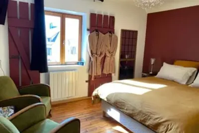 Image de Maison de Village Avec Bain à Remous et Terrasse