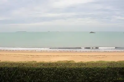 Image de Appartement Pleine Vue Mer sur la Baie de St Malo. Accès direct Plage