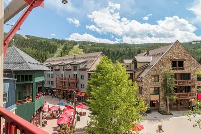 Image de 100 Yards to Gondola, Heated garage and multiple hot tubs! Updated 2Br condo!