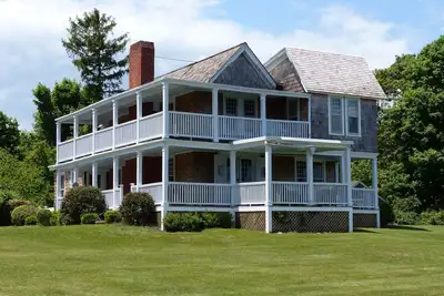 Image de Turn of the Century Shelter Island Waterfront Cottage