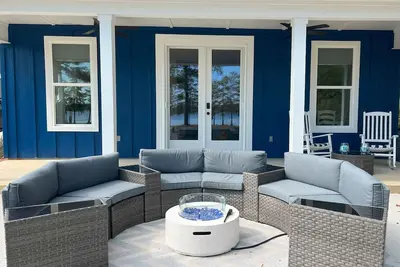 Image de Serene lakefront cottage with stunning views