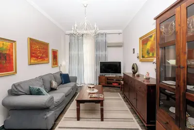 Image de Charming & Authentic Gem - Walk to Port & Shops! Spacious with two balconies.