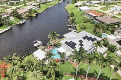 Image de A Luxury Waterfront Estate with Cinema, Pool & Kayaks!