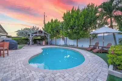 Image de Heated Pool Villa-Walk to Beach-Tiki Bar-Sleeps 8