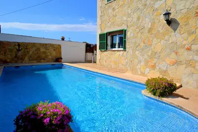 Bonito chalet con piscina cerca del mar