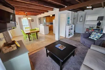 Image de Rustic 6 bedroom cottage. 3mi from beach