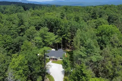 Image de Spring time fun time. Ranch Sleeps 10 & 0. 7 mi to Gb Main St. Wi-Fi + Hot Tub.