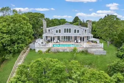 Image de Luxurious Amagansett home perched on a hill, amazing views, exceptional. . .