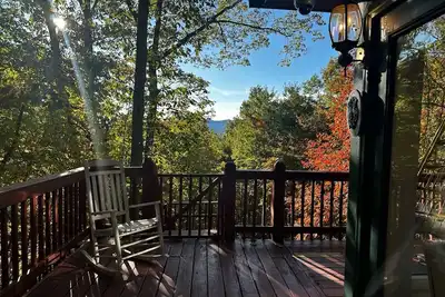 Image de Chic Family Friendly Cabin with Mountain Views, Game Room, Hot Tub and Slides!