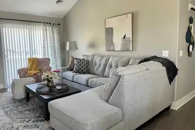 Image de Modern 2 bed condo with office!