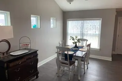 Image de 2 Bedroom Condo with Office