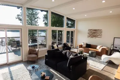 Image de Modernist Lakefront Sojourn