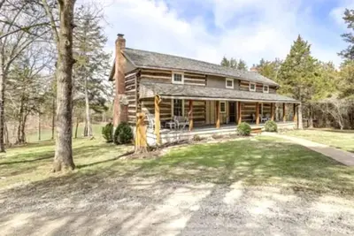 Image de Hidden Lake Log Cabin sleeps 18 - fire pit, double kitchens, outdoor seating