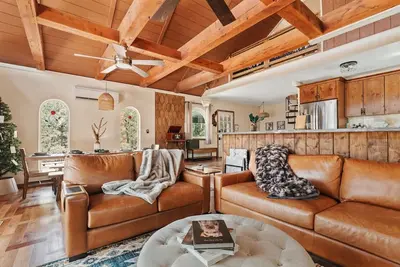 Image de Invitingly Tranquil Retreat Fully Renovated Cabin