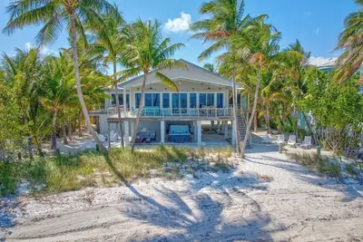 Image de P04 - Spectacular 6 bedroom, 6 bath home is a rare beach front beauty with. . .