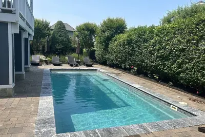 Image de Loveladies, Lbi Bayside sunsets, minutes from the beach, with a pool & 3 decks!