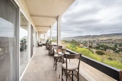 Image de Hilltop home with peaceful Mountain and valley view