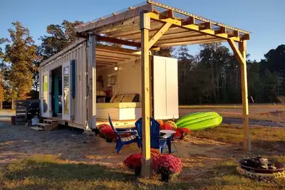 Image de Cabernet Cottage on Water at Monroe Bay Winery, tiny container cottage