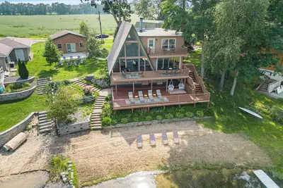 Image de Lakefront A-Frame: Private Beach, Fire Pit, Kayaks, Paddleboards, & Boat Slip