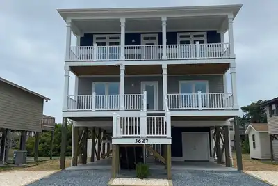 Image de DreamWaver - Beautiful new home w/ pool steps from the beach!