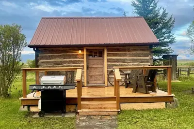 Image de Earl's Cabin. Quiet 1930s hand hewn log cabin. Fishing hunting opportunities.