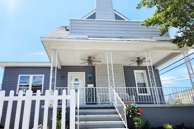Image de Home under 2 blocks from beach, family sized, pet friendly