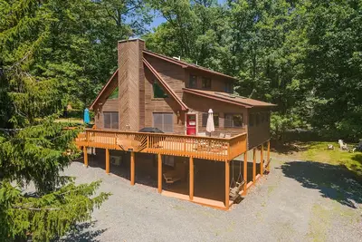 Image de Pocono Chalet- walking distance to Lake Wallenpaupack- 3 Full baths