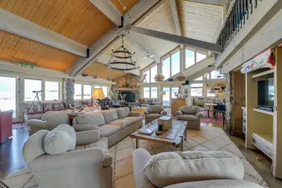 Image de Cora Home w\/ Mountain Views - Fishing On-Site!