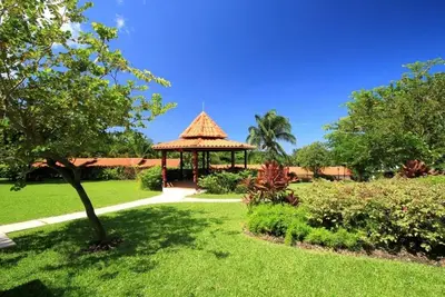 Image de 2 Large Units with Kitchenettes! Free Parking! Short Drive to Mahogany Bay!
