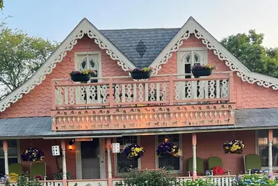 Image de Famous Gingerbread House named Seashrimp across from Oak Bluffs Harbor