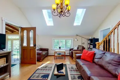 Image de Mountain-view house with wood-burning fireplace, deck, patio, & washer\/dryer