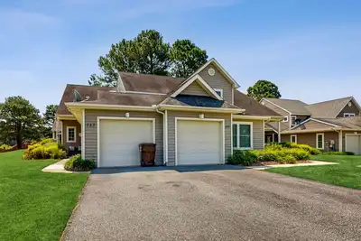 Image de Coastal resort with pool, golf, fireplace, W/D, sunroom & beach access