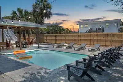 Image de 600 feet to the Gulf | Private+Heated Pool | Games+Gear | 6 Person Bicycle