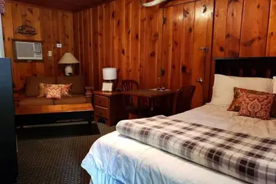 Image de Pine Cone Inn - Room M9 with 2 Double beds located across from Otsego Lake.